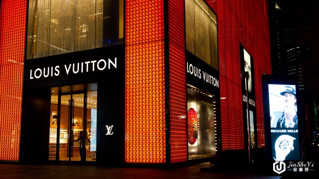 奢侈品业线下客流减少八成 线上直播+闪送开启新模式