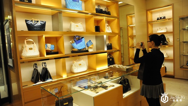 奢侈品业线下客流减少八成 线上直播+闪送开启新模式