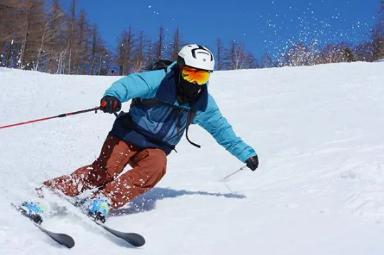 滑雪服里面穿短裤还是长裤好