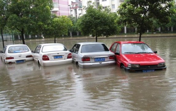 汽车泡水自己叫拖车还是等保险1