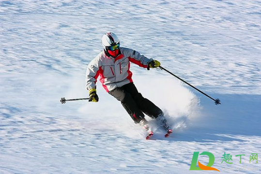 滑雪是穿冲锋衣好还是滑雪服好1