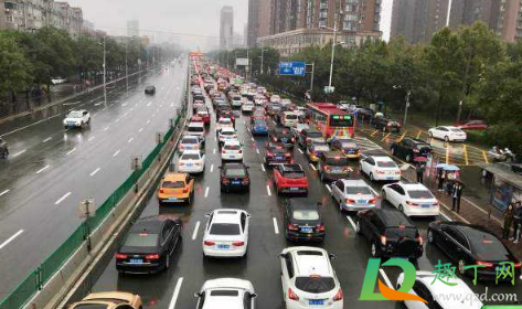 高速暴雨可以应急车道停车吗1