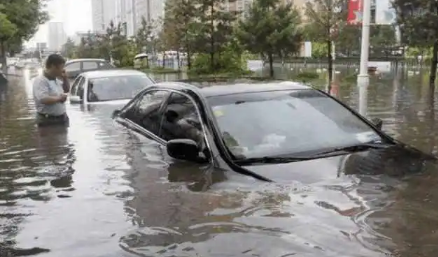 下暴雨车放在车库还是在外面2