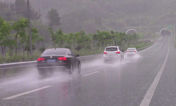 高速暴雨可以打双闪吗2