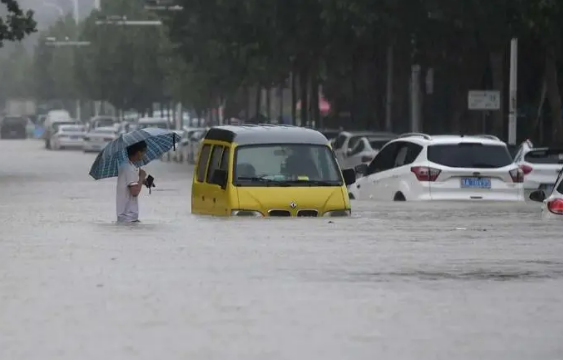 高速暴雨可以打双闪吗3