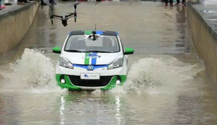 电动汽车下暴雨能开吗3