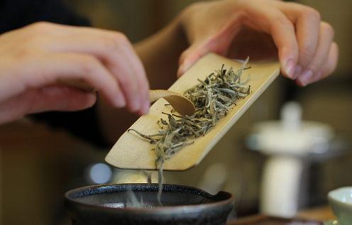 冷水泡茶和热水泡茶2分钟茶叶的变化2