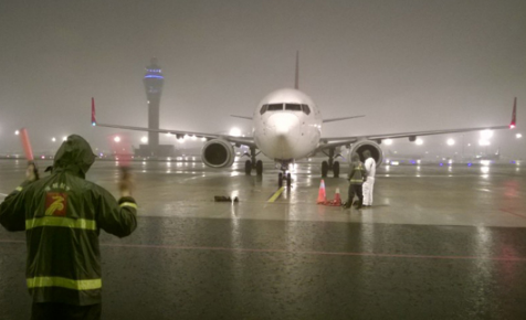 飞机遇到雷雨天怎么做会不会停2