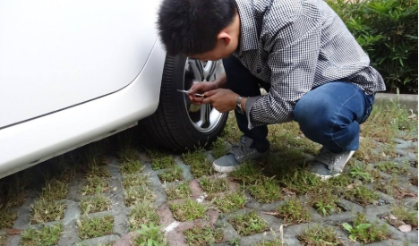 车轮胎容易卡石怎么处理1