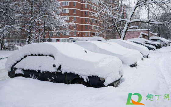 车上的雪扫下去刮车漆吗1