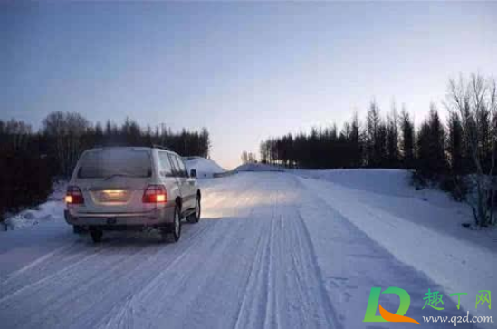 下雪天开车要开什么灯1