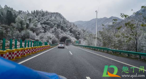 高速遇到下雪怎么开车1