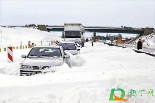 下雪可以用塑料布盖汽车吗3