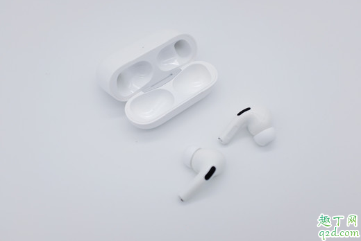 airpods pro怎么拿出来 airpods pro充电要把耳机拿出来吗1