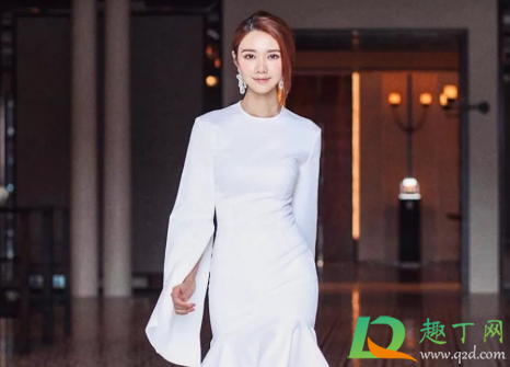 闺蜜婚礼穿什么衣服好3