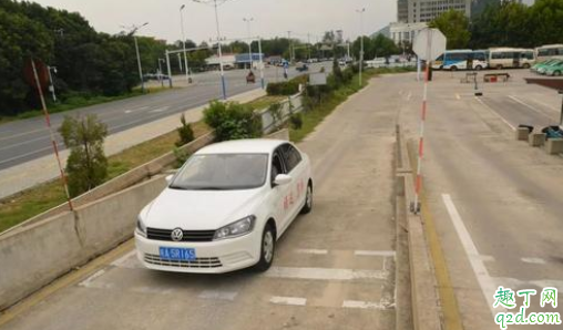 自动挡坡道起步怎么不溜车 手动挡坡道停车要挂在1挡吗1