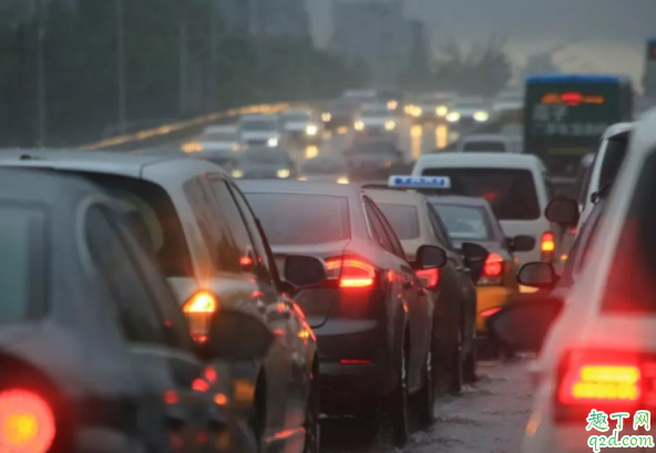 台风天下雨怎么开车 雨天开车要开雾灯吗1