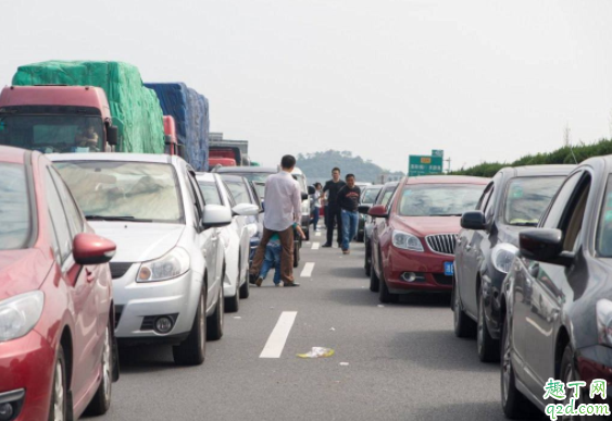 汽车上坡堵车怎么跟车 坡道停车车头朝上还是朝下2