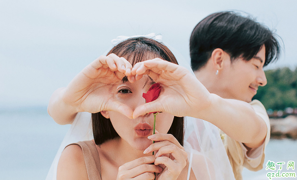 婚纱照怎么拍自然又好看 拍婚纱照如何微笑才不显僵硬3