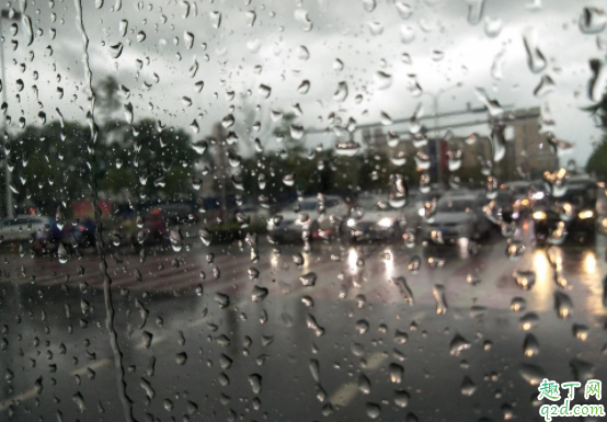 下雨天汽车雨刷怎么用 前档风结冰可以用雨刮器吗3