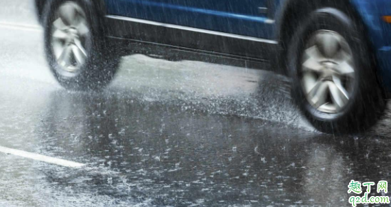 台风天下雨怎么开车 雨天开车要开雾灯吗3