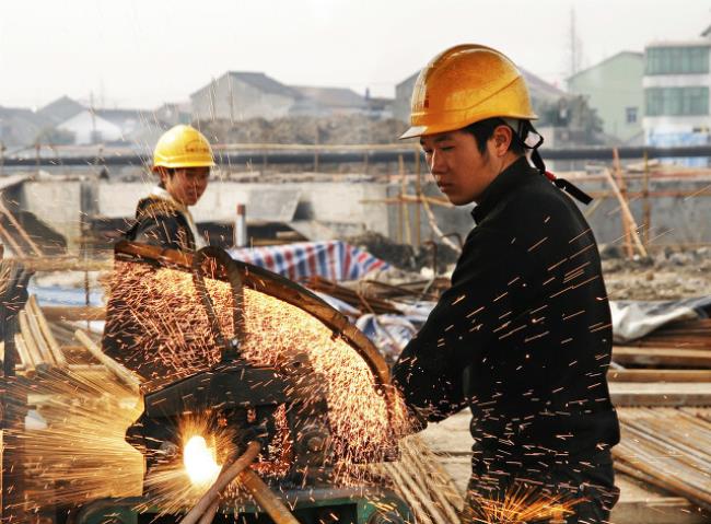 工人在工地上受伤怎么赔偿（工地意外受伤事故赔偿标准）