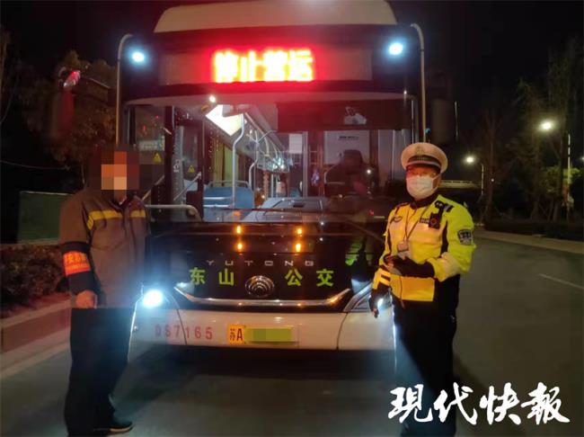 闯红灯扣6分罚多少钱（道路交通安全法规定）