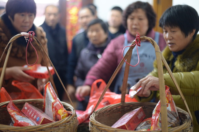 彩礼什么时候给女方家（订婚女方回礼注意事项）