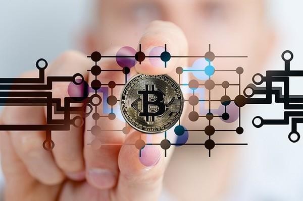 网贷只还利息到期还本金吗，逾期还款后能再借吗
