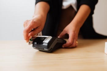 信用卡可以晚还多久不算逾期？可以把钱取出来吗？
