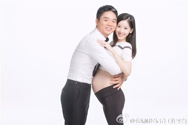 奶茶妹妹裸孕肚写真曝光 刘强东爱抚紧搂