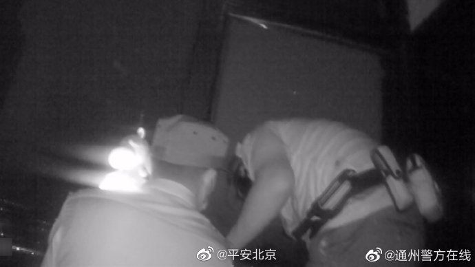 【男子凌晨欲跳楼轻生 民警紧急救援保平安】