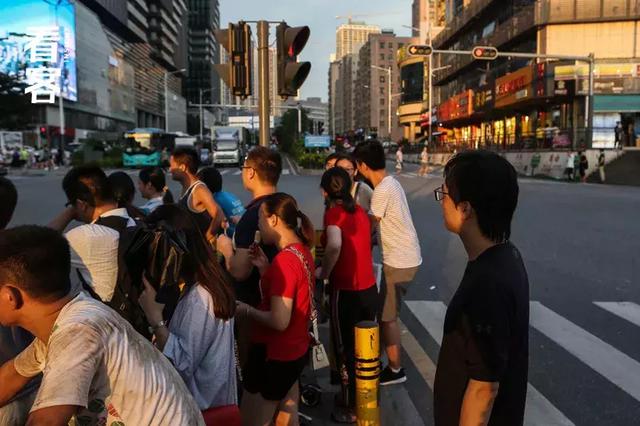 深圳关外，住着那些身体被掏空的年轻人