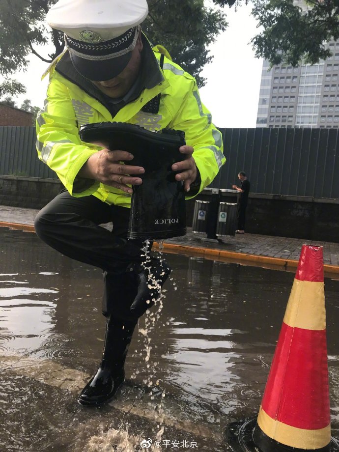 #北京暴雨# #你的车牌是不是落水里了#【我们是不是暴雨中最“亮”的仔】