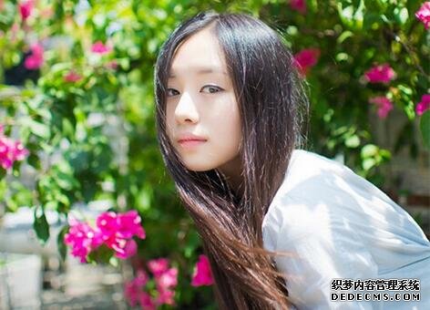 快来看看，假如你和他妈掉进水里他会选择救谁