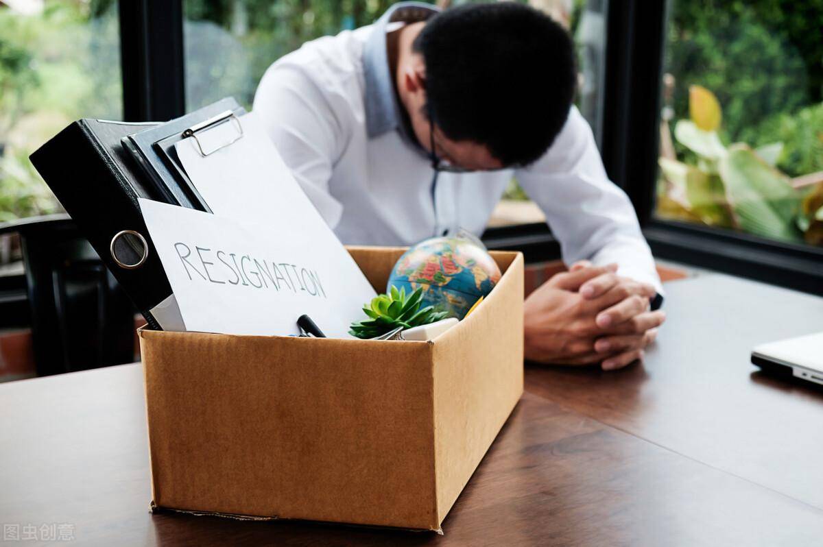 企业单方面辞退员工补偿多少（被公司裁员辞退赔偿明细）