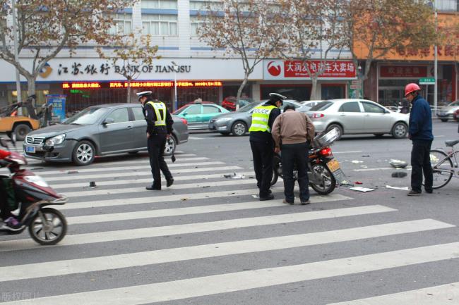 肇事逃逸交警处理流程怎么走（轻微肇事逃逸处罚标准）