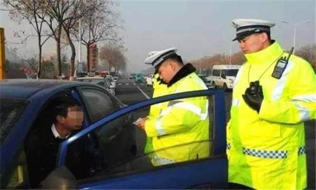 闯红灯几天可以查到违章信息（闯红灯最快的查询方法）