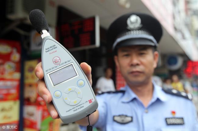 邻居半夜扰民可以报警吗（教你巧妙对付楼上噪音）