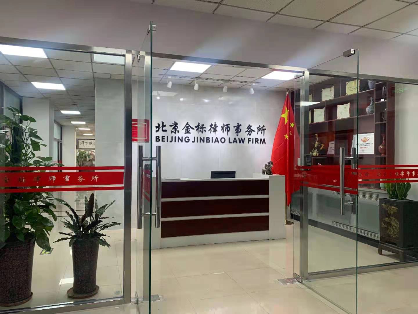 找个律师起诉离婚大概多少钱（离婚律师的收费标准）