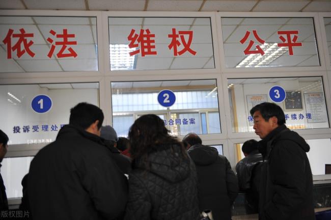 农民工工资拖欠多久才算违法（年底拖欠农民工工资处理方法）