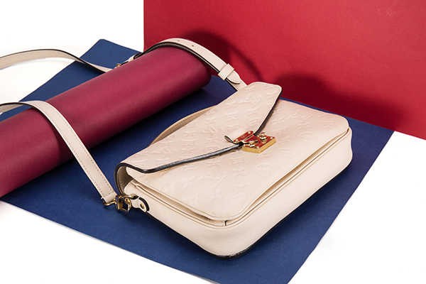 深圳lv二手米色邮差包包回收价格是多少钱？