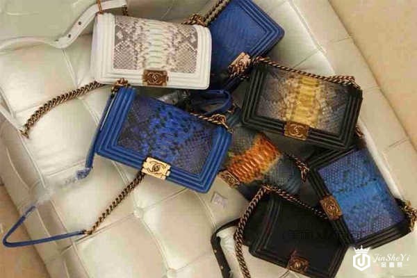 深圳香奈儿蟒蛇皮包包回收到底值多少钱呢？