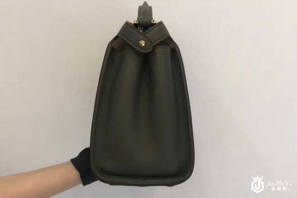 芬迪peekaboo名牌包包回收不值钱 背后原因很真实