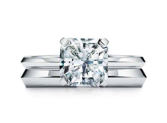 回收品牌钻戒价格和什么有关，回收定价要素是什么？