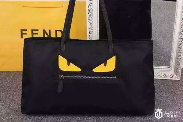 芬迪和lv是一个档次吗？喜欢这两个包包的看过来