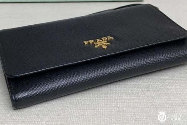 普拉达黑色斜挎奢侈品包包回收现实有点残酷 只因款式老