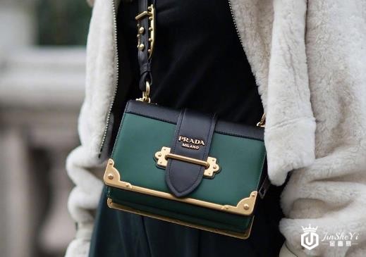 哈尔滨哪里回收包包，娇小女生怎么选包包？