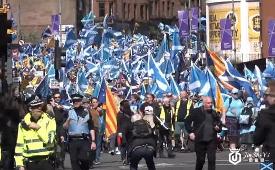 苏格兰数万民众游行呼吁独立终结英国统治 现货黄金今年