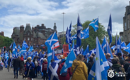 苏格兰脱英游行愈演愈烈 英国退久拖不决英镑陷低迷 非